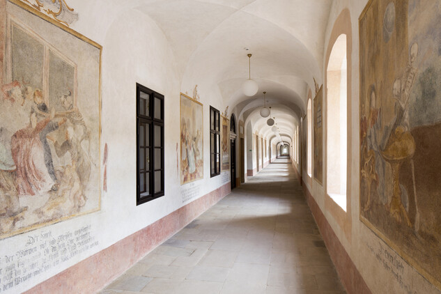 Chodba s restaurovanými nástěnnými malbami