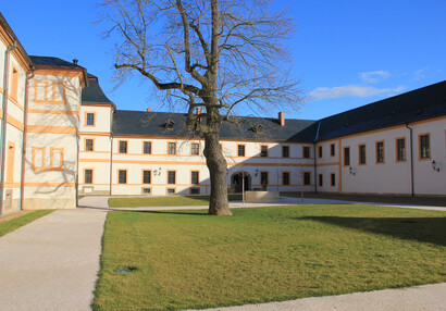 Východní strana nádvoří