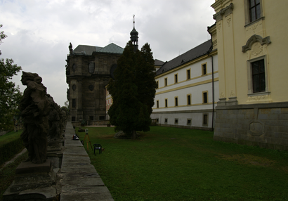 Pohled na hospitál od kopií soch Neřestí 